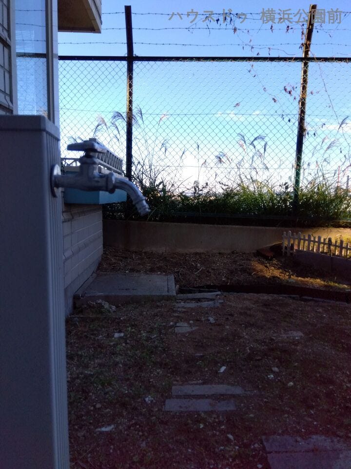 お庭には水道が引かれています。お部屋の中からお水をとる必要がありません。