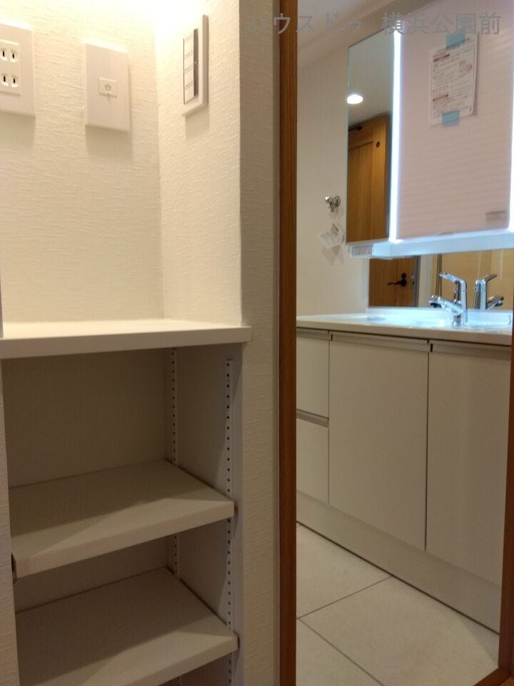 洗面所の隣にも収納スペースが。小物の置き場に最適です。