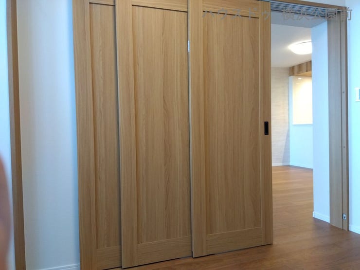 リビングとは三枚のスライドドアで仕切られます。