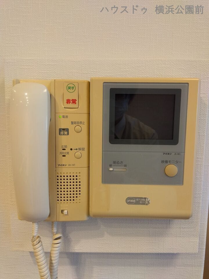 モニター付きインターホンで、室内にいながら来客の応対ができます。