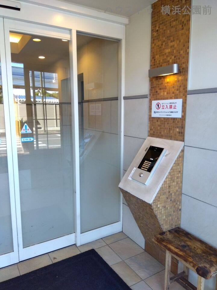 マンションロビーはオートロック付きインターホンを設置。防犯面でも安心です。