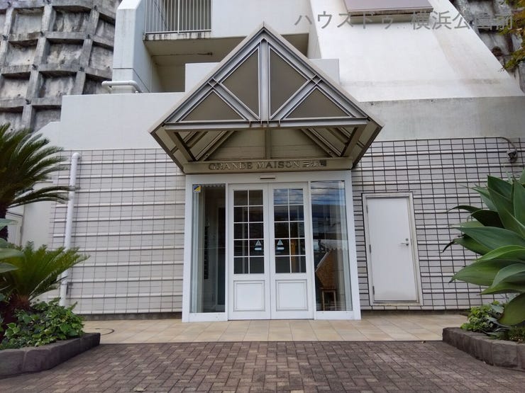 マンション正面玄関の写真です。