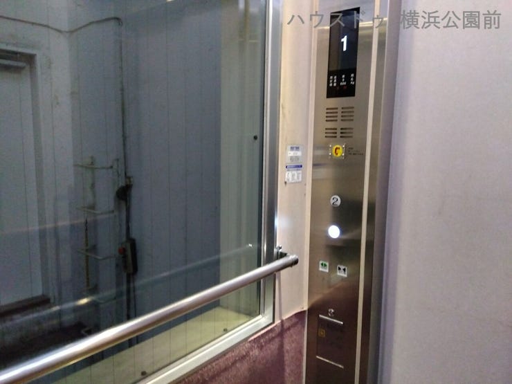 お部屋は高台に位置しており、向かうにはエレベーターに乗る必要があります。