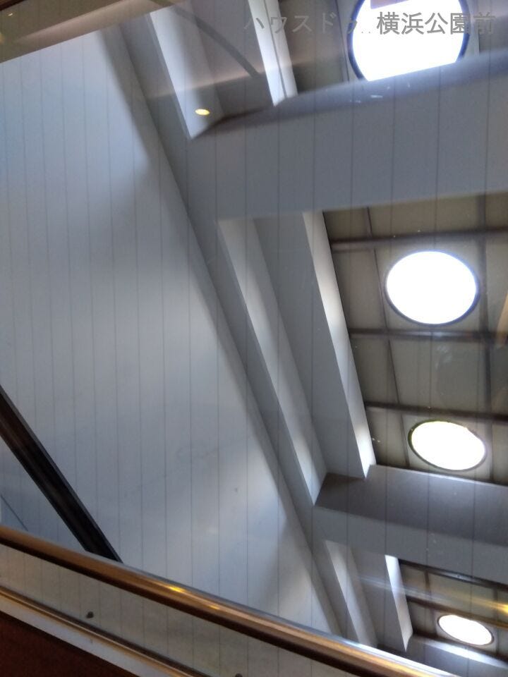 エレベーターはガラス張りです。ぐんぐん上る様子が体感できます。