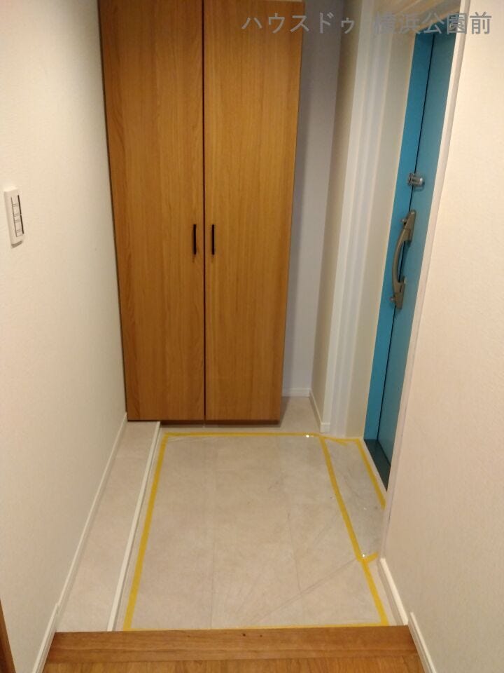 110号室の玄関です。大型のシューズボックスが設置されています。