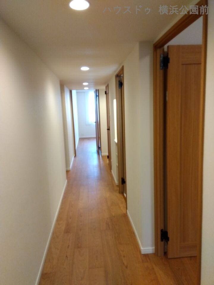 玄関正面から見た写真です。洋室3部屋、洗面所、リビングへと繋がっています。