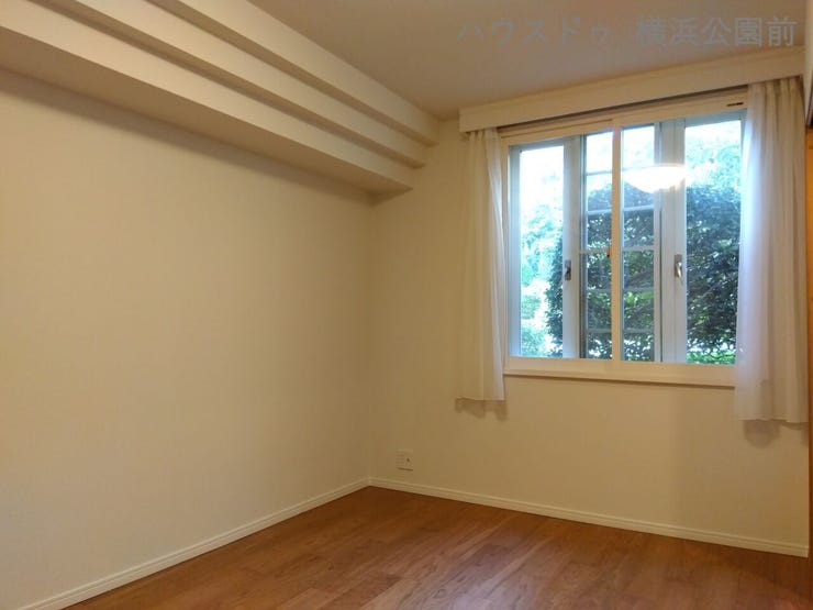 約7.4帖の洋室です。窓からは光源を確保しつつ、高めの植え込みにより外目が気になりません。