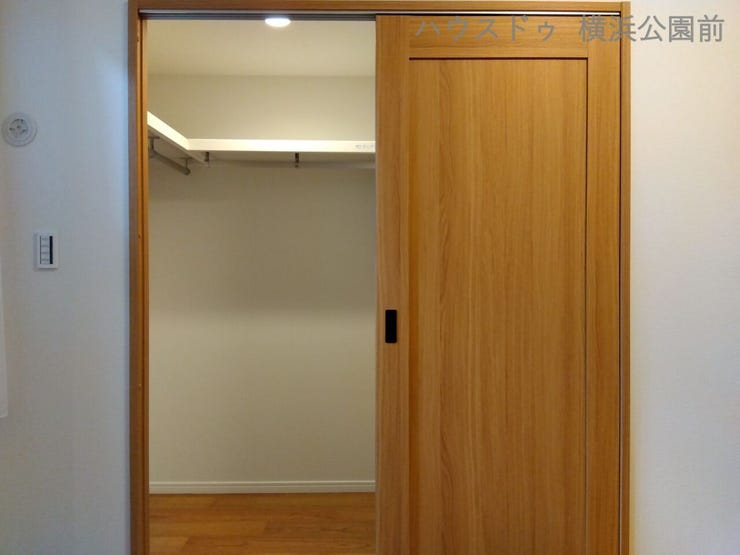 約7.4帖のお部屋にはウォークインクローゼットを完備。奥行きがあり、様々なものを収納できます。