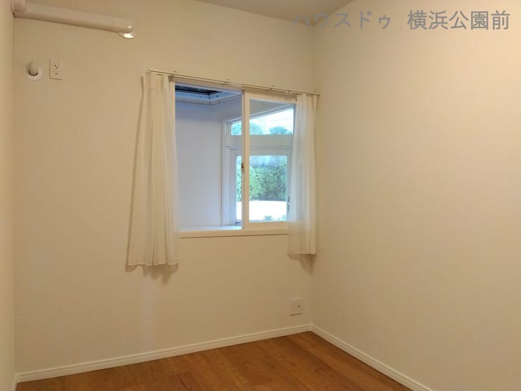 こちらは約5.2帖の洋室です。