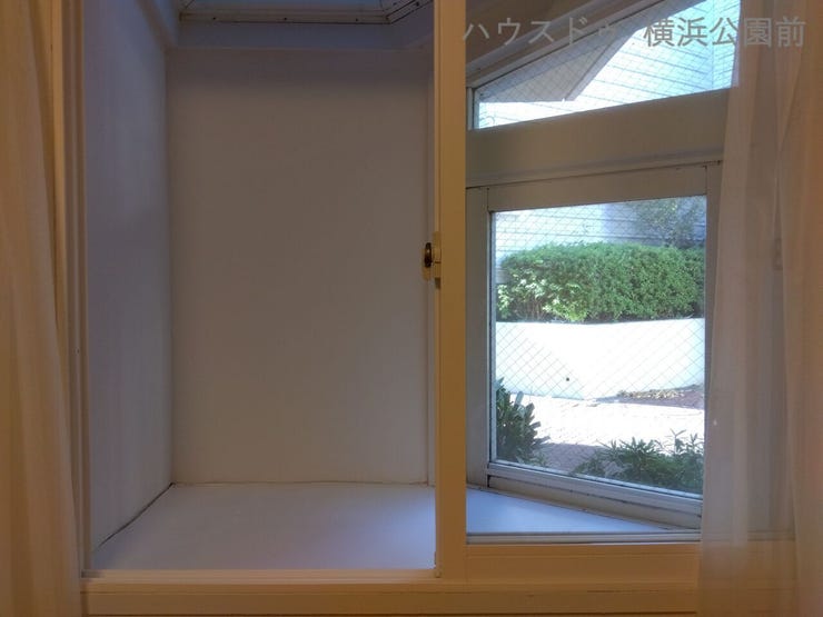 約5.2帖のお部屋には出窓があります。このスペースを飾り棚にするもよし、観葉植物を育てるもよし、です。