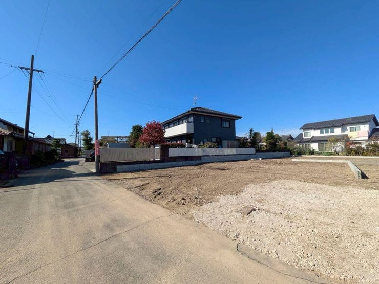 車がスピードを出しにくいため、交通事故のリスクが低減されます。歩行者や自転車が安全に通行しやすい環境です。