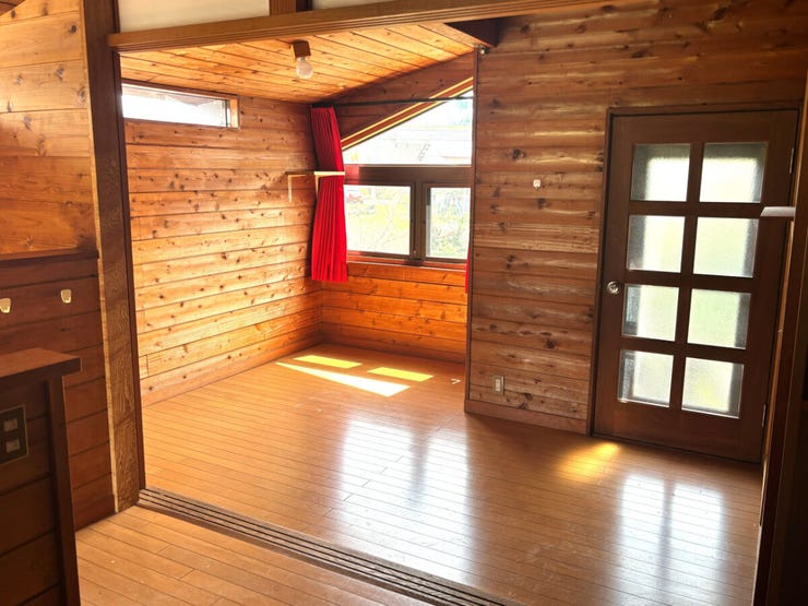 階段を上がったスペース。ドアからバルコニーへ出られます。