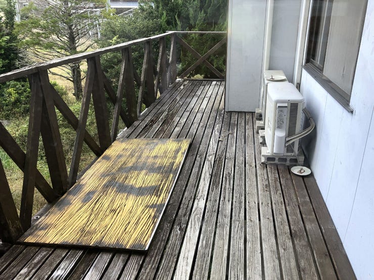 ウッドバルコニー。修理が必要です。