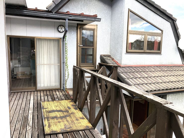 ウッドバルコニー。修理が必要です。