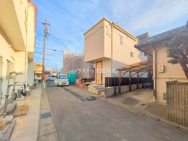 幅員約4mの前面道路です。普通車が1台通れる幅となります。大型車の通行が少ないので、振動や騒音が抑えられます。