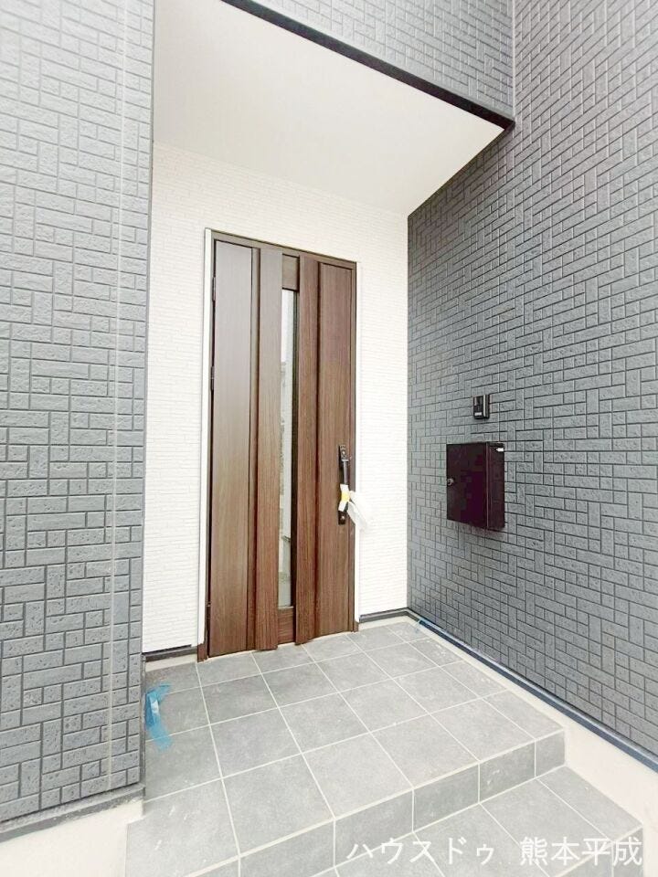 暖かみのある木目の玄関ドア