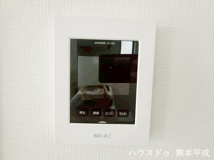 カメラ付きインターホンで来訪者を確認