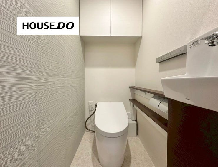 棚付きのトイレは、生活感を隠せます◎