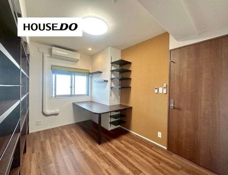 エアコン付き洋室!本棚があり、本を読む方には嬉しいスペースですね♪