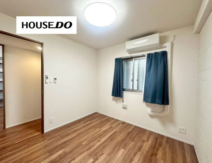 エアコン付き洋室② 窓が有り、自然光が入ってきます♪