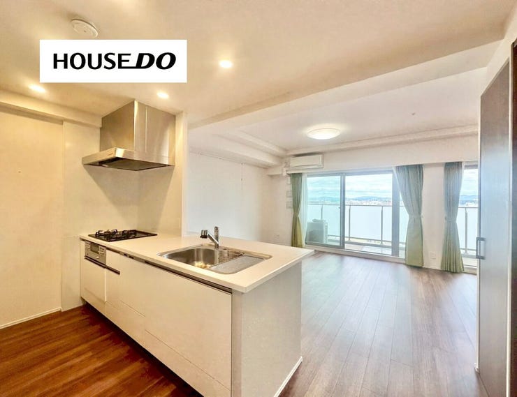 【キッチン】
開放的なオープンキッチン♪ カウンター越しに料理を出せるので、家事動線が短く効率的◎