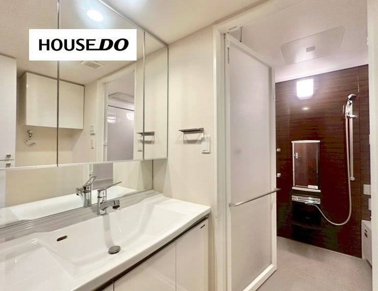 広々洗面台で、顔や手が洗いやすい◎三面鏡でヘアセットもしやすい♪