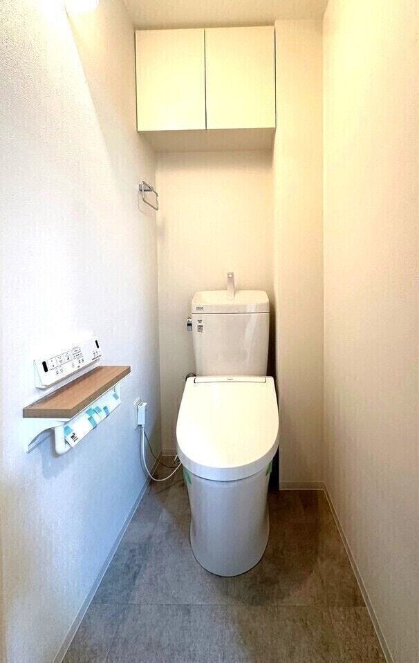 収納が付いておりトイレットペーパーなど片づけられます♪