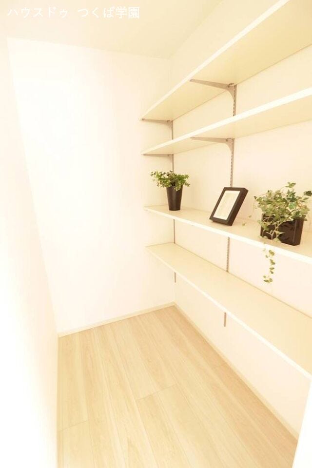 キッチンにはパントリーが付いております♪
食材などの備蓄もできますね。