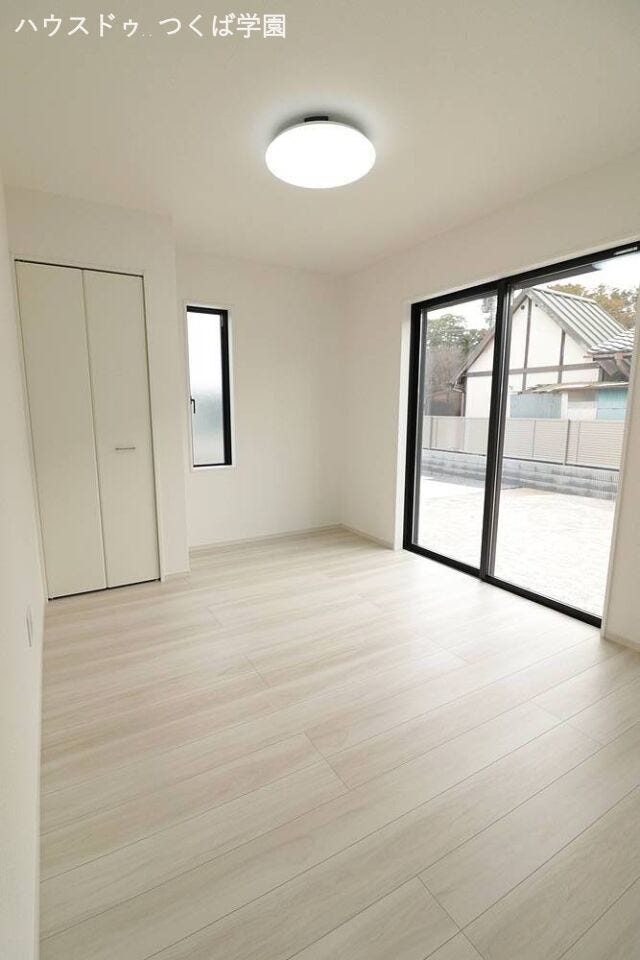 5.5帖洋室です。
南西からの暖かい日差しが差し込みます♪