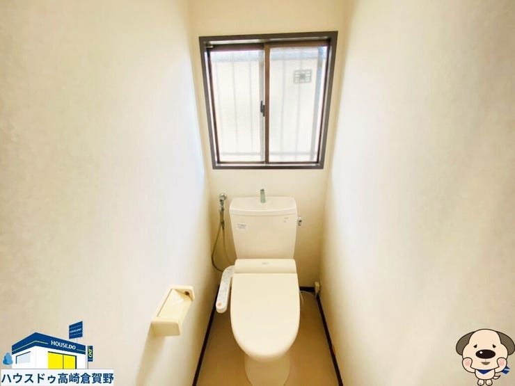 窓付きで明るく換気もできるトイレ!清潔感のある空間で、毎日気持ちよく使えます。