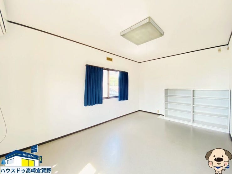 広々7.5帖の洋室。2面窓で光がたっぷり入り、気持ちよく過ごせる空間です。