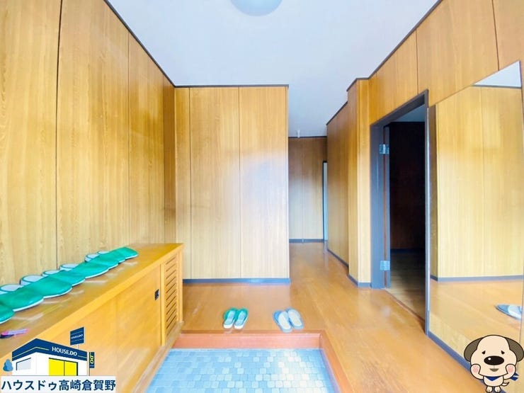 広々とした玄関に大きな鏡がアクセント!靴もスッキリ片づく収納付きで使いやすい空間です。