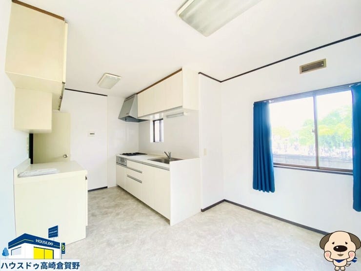 白を基調にした明るい印象の6帖キッチン♪収納充実で調理道具もすっきり片づきます。