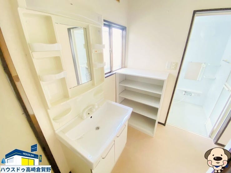 清潔感あふれる白い洗面所♪収納棚もあって整理しやすく、窓付きで明るい空間です。