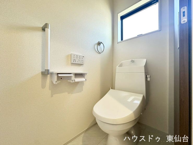 トイレはシンプルなデザインでお掃除もしやすそうです♪