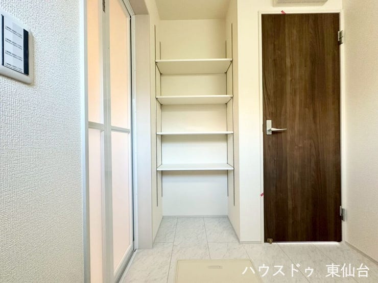 タオルや洗剤のストックなど使い勝手の良い収納付です!