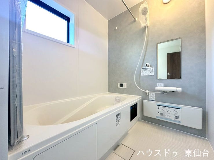 自然光が差し込む、心ほどけるバスタイム