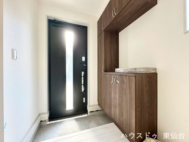 靴も小物もすっきり収まる、収納力のある玄関スペース。