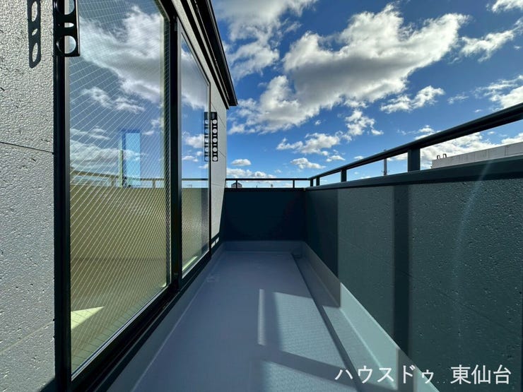 バルコニーは広々として晴れた日は洗濯物がたくさん干せそうです