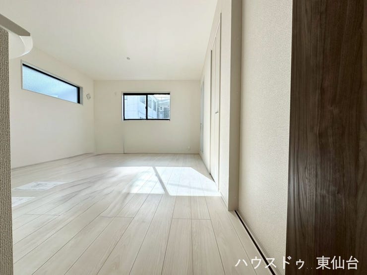 2階リビングでプライベートを確保しながらも、2面採光で明るい日差しが差し込リビング♪