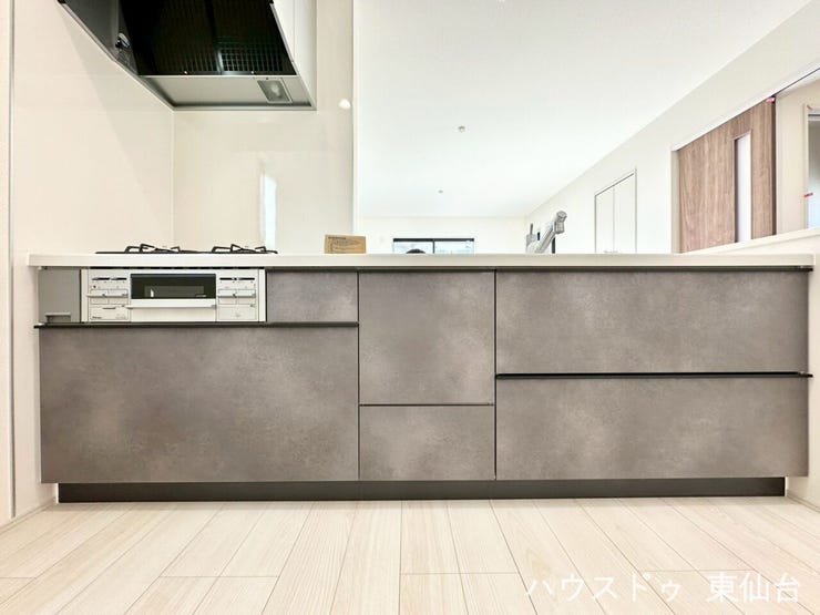 キッチンはカウンターキッチンでリビング全体が見渡せます♪