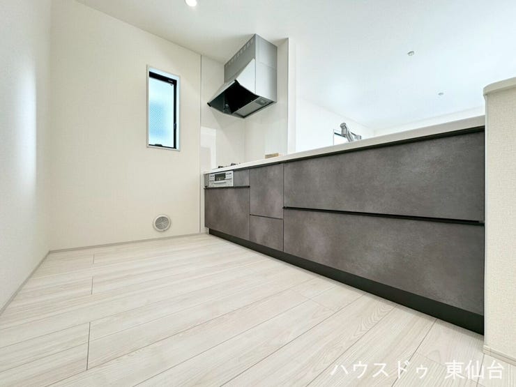 キッチンスペースは広々お好みでカップボードや大型冷蔵庫も置けますね♪