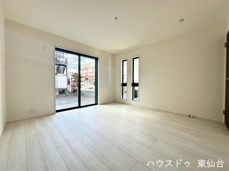 一階のこちらのお部屋は8帖!主寝室や子供部屋、書斎としても使える自由度の高い設計です。