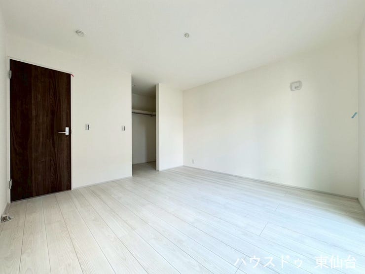 奥にはウォークインクローゼットがついております