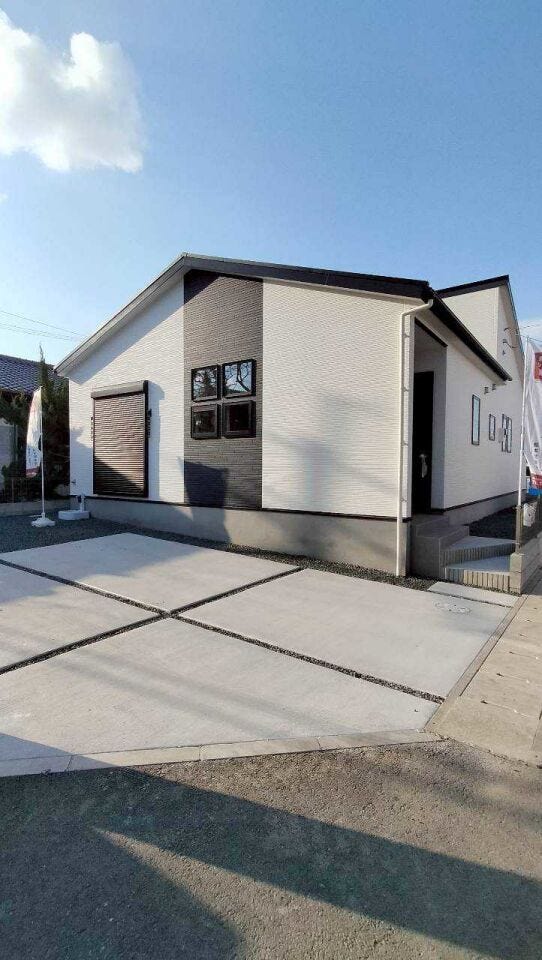 明るく素敵な外観の平屋建てです