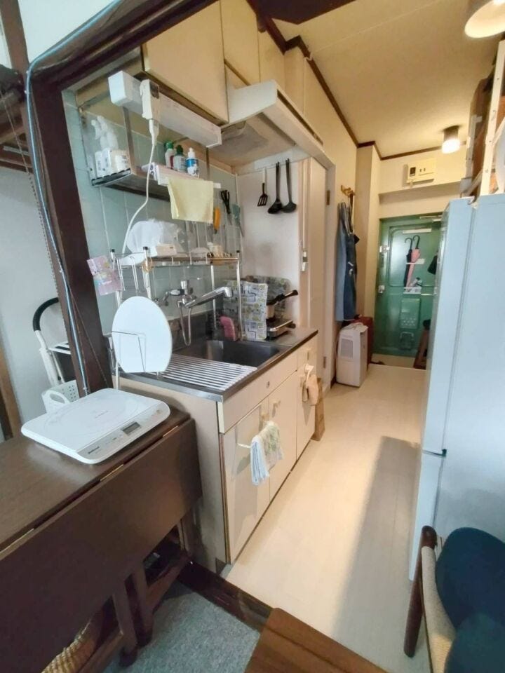 《キッチン》
下部に収納スペースを確保しています。