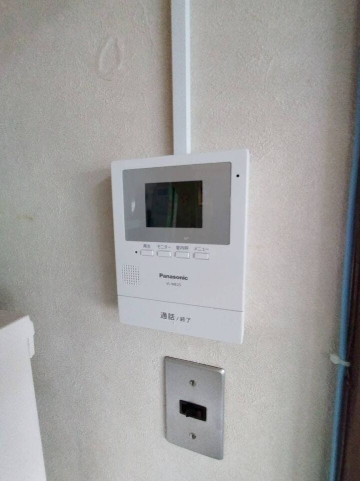 《モニター付きインターホン》
急な来客時も安心のモニター付きインターホン!
カラータイプです。