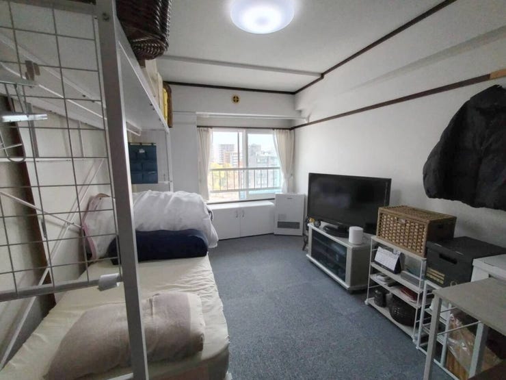 《洋室》
窓から光が差し込みます。
長方形のお部屋で家具の配置がしやすい!