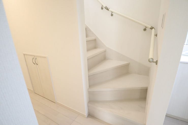 ◇階段◇ 同仕様
手すり付きの階段♪
段差を緩やかに設計していますので、小さなお子様やご年配の方にも安心です♪