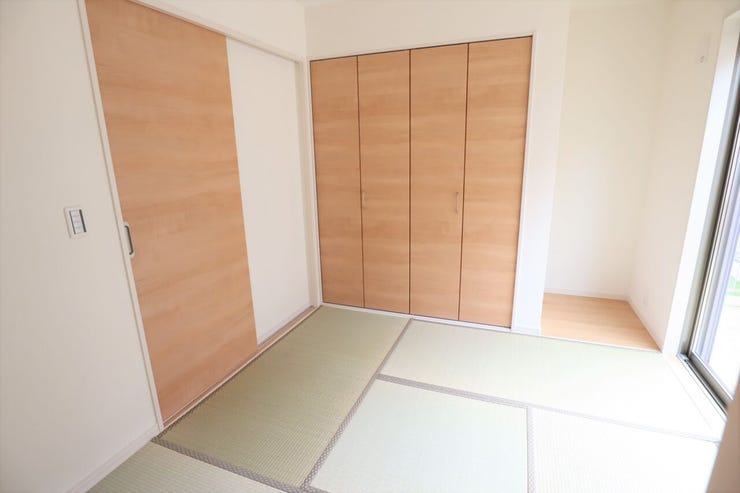 ◇納戸(畳施工)◇ 同仕様
収納スペース付きの十分な広さの和室です♪
客間としてもご利用いただけます♪